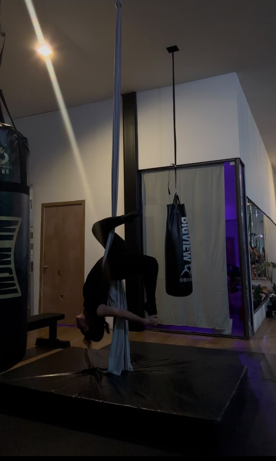 Clase de aro aéreo en PoleFit Adoeny